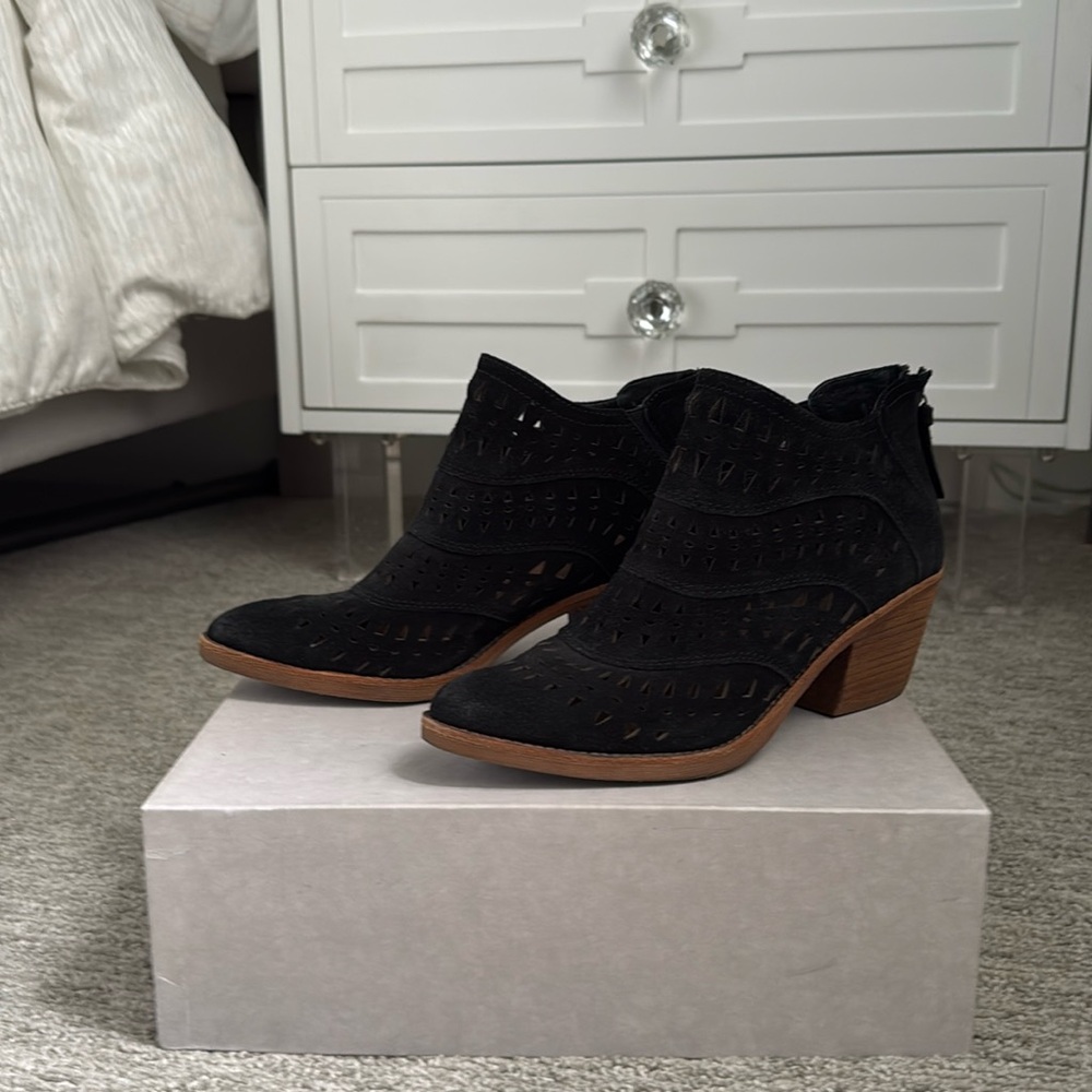 Söfft Black Ankle Booties w/ Eyelet Detailing & Chunky Heel- SO COMFY